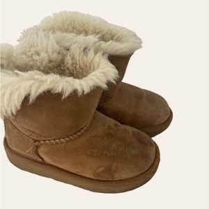 Ugg Bailey mini bow 2 Sz9 water resistant. Neutral color soo cute